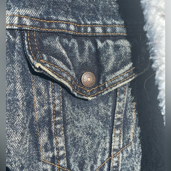 Levi’s Men’s Acid Wash Denim Trucker Jacket.
Sherpa lined.
Size L
Vintage - Picture 6 of 7